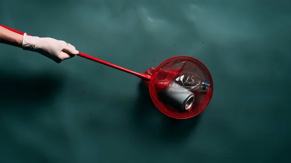 Обрізаний Знімок Людини Латексній Рукавичці Сіткою Метелика Очищає Воду Від — стокове фото