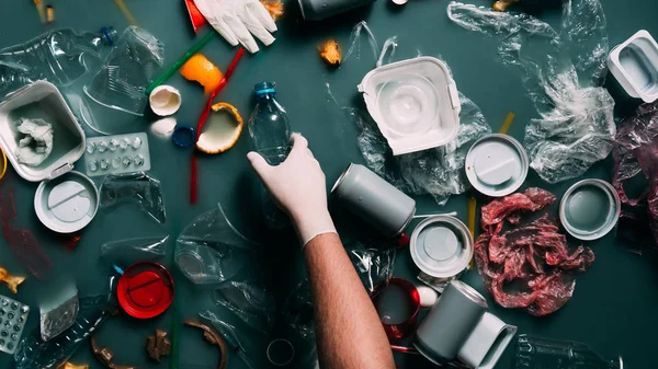 ゴミ箱 生態保護の概念から水を洗浄のラテックス手袋で男の部分的なビュー — ストック写真
