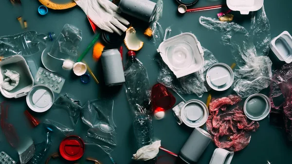 Blick Von Oben Auf Wasser Fließenden Müll Umweltschutz Und Recyclingkonzept — Stockfoto