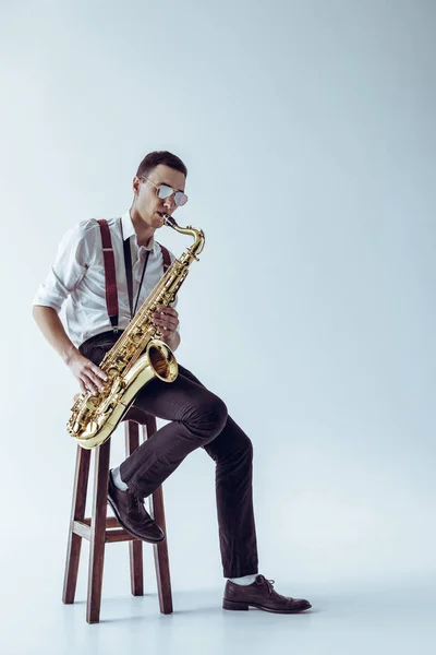 Apuesto Joven Intérprete Sentado Taburete Tocando Saxofón Gris — Foto de Stock