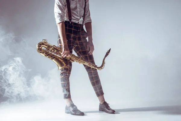 Recortado Disparo Elegante Joven Músico Pie Con Saxofón Humo Gris —  Fotos de Stock