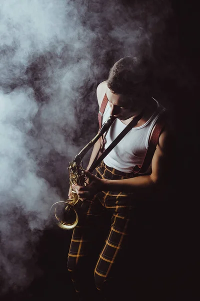 Hoge Hoekmening Van Stijlvolle Jonge Muzikant Saxofoon Spelen Rook Zwart — Stockfoto