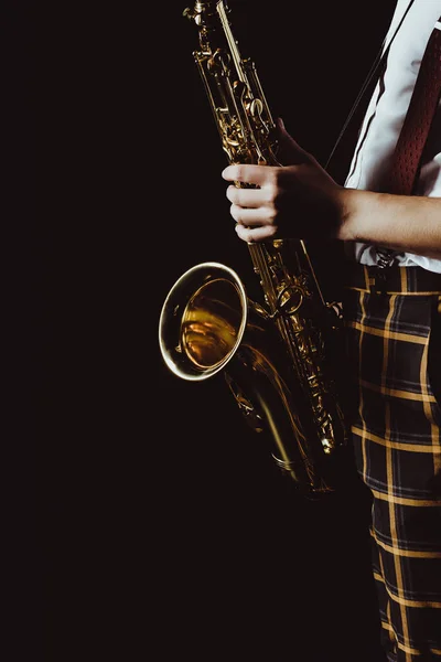 Tiro Cortado Jovem Músico Elegante Segurando Saxofone Isolado Preto — Fotografia de Stock