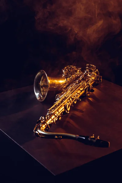 Saxofón Brillante Profesional Humo Retroiluminado Negro —  Fotos de Stock