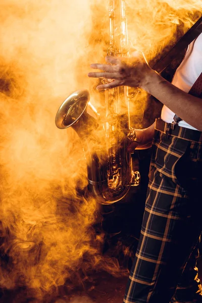 Tiro Recortado Expressivo Jovem Músico Tocando Saxofone Fumaça — Fotografia de Stock