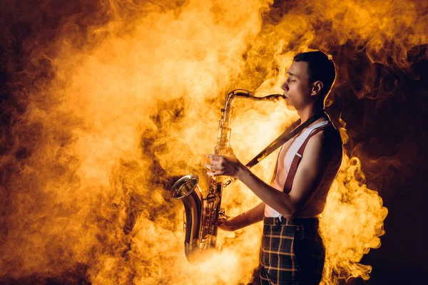 Vista Lateral Del Expresivo Elegante Joven Jazzman Tocando Saxofón Humo —  Fotos de Stock