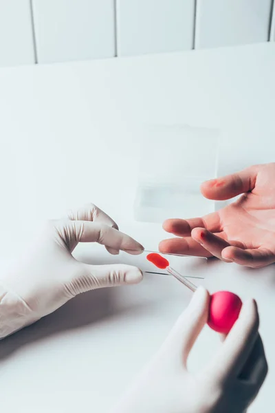 Tiro Recortado Médico Que Faz Exame Sangue Para Paciente Mesa — Fotografia de Stock