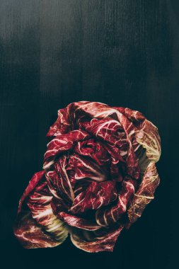 gri karanlık masada kırmızı salatası üstten görünüm