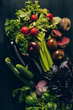 gri karanlık masada turp, patlıcan ve beetroots üstten görünüm 