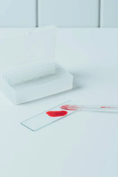白桌上有吸管的玻璃滑块上的血液样本 — 免费的图库照片