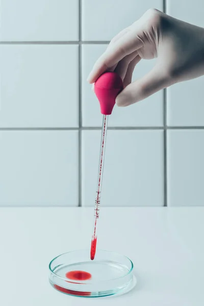 Tiro Cortado Médico Derramando Sangue Pipeta Placa Petri — Fotografia de Stock