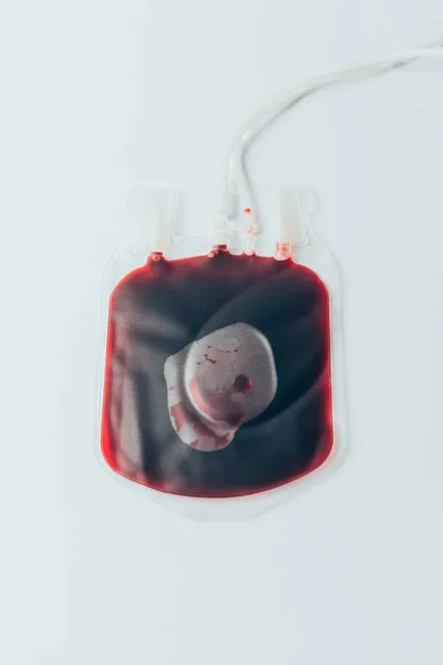 Ovanifrån Plastpåse Med Blod För Transfusion Vitt Bord — Stockfoto