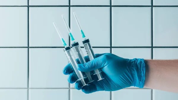 Cropped Shot Doctor Blue Glove Holding Syringes Front Tiled White — Stock Photo, Image