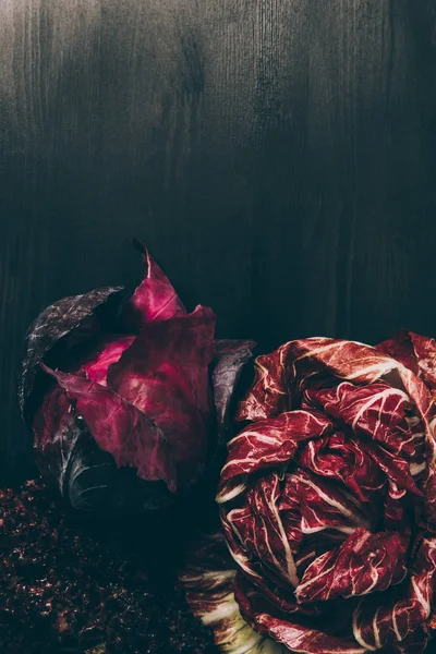 Vista Superior Repolho Vermelho Salada Vermelha Mesa Escura Cinza — Fotos gratuitas