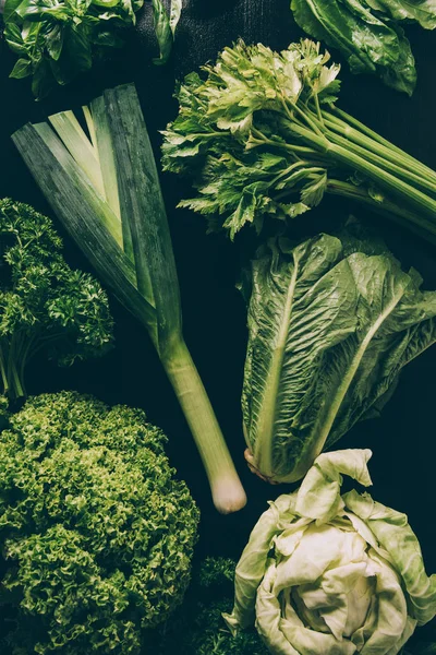 Vista Dall Alto Porro Insalata Verde Prezzemolo Sul Tavolo — Foto Stock