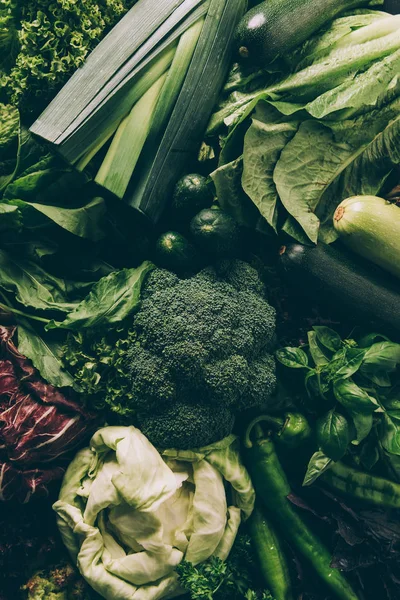 餐桌上的花椰菜 韭菜和不同的绿色蔬菜的顶级视图 — 图库照片
