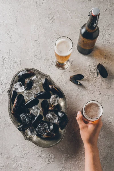 Partial View Man Glass Beer Mussels Ice Cubes Bowl Tabletop — Free Stock Photo