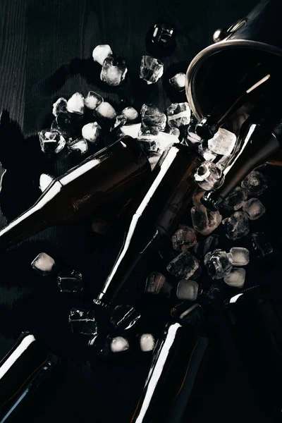 Плоска Лежала Відром Скляні Пляшки Пива Кубиків Льоду Розташовані Темній — Безкоштовне стокове фото