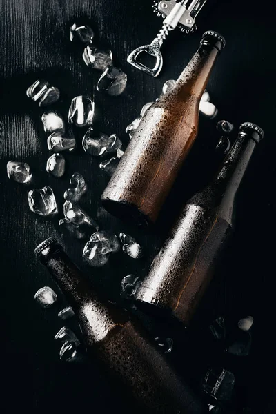 병따개 어두운 테이블에 맥주와 조각의 유리병과 — 스톡 사진