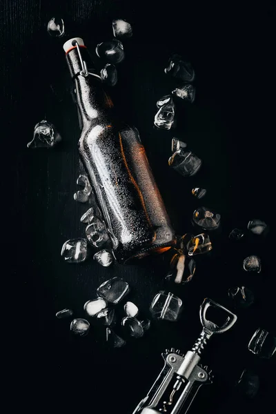 Şişe Açacağı Şişe Bira Üzerinde Karanlık Masa Üstü Düzenlenmiş Buz — Stok fotoğraf