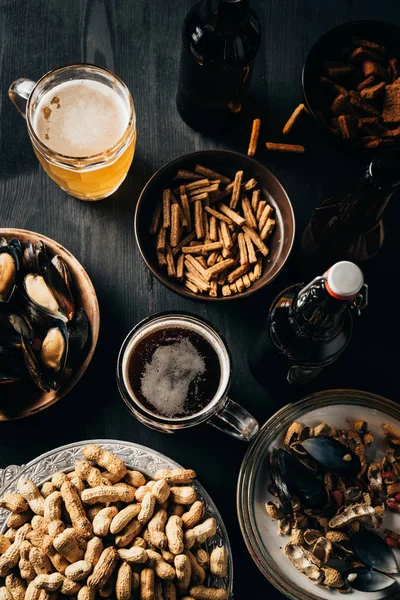 Bovenaanzicht Van Tabel Met Hapjes Bier Donkere Houten Oppervlak — Stockfoto