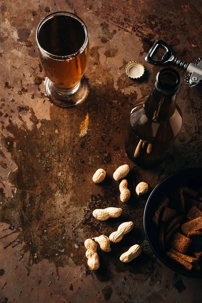 Vista Superior Amendoins Arranjados Pães Assados Garrafa Copo Cerveja Mesa — Fotografia de Stock