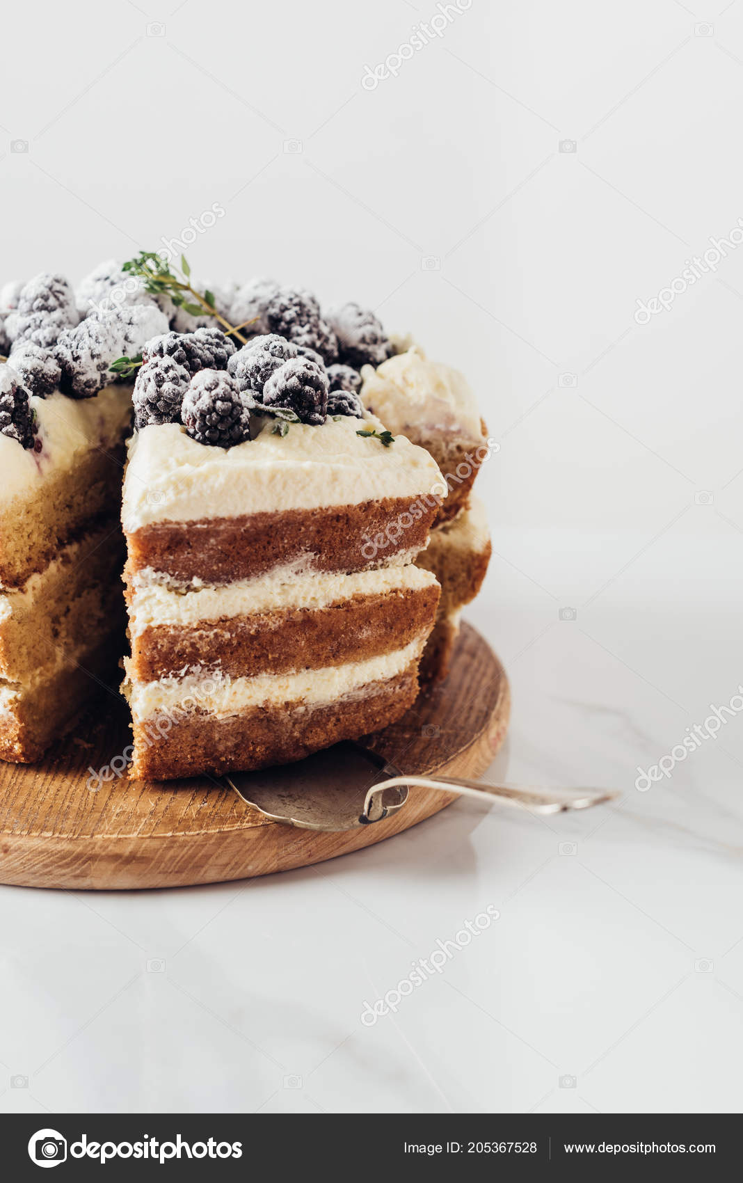 Plan Rapproche Delicieux Gateau Aux Mures Tranche Sur Planche Decouper Image Libre De Droit Par Katenovikova C Plan Rapproche Delicieux Gateau Aux Mures Tranche Sur Planche Decouper Image Libre De Droit Par Katenovikova C