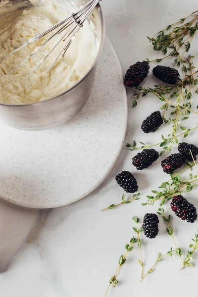 Cropped Shot Bowl Whisk Cream Cake Blackberries White Table — Stock Photo, Image