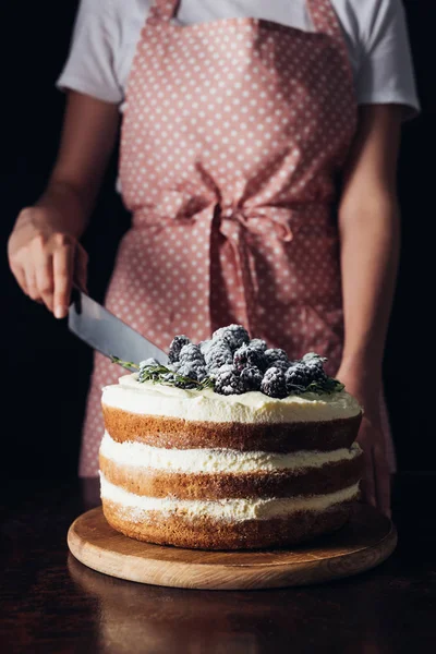 Cropped Shot Woman Pink Apron Cutting Delicious Blackberry Cake Black — Stock Photo, Image
