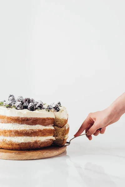 Tiro Cortado Mulher Que Serve Delicioso Bolo Amora Branco — Fotografia de Stock