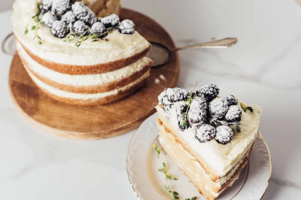 Close Shot Tasty Sliced Blackberry Cake Wooden Cutting Board Cake — Stock Photo, Image