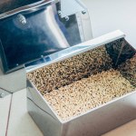 Selektiv fokus för högen av korn i behållare i moderna agro laboratorium