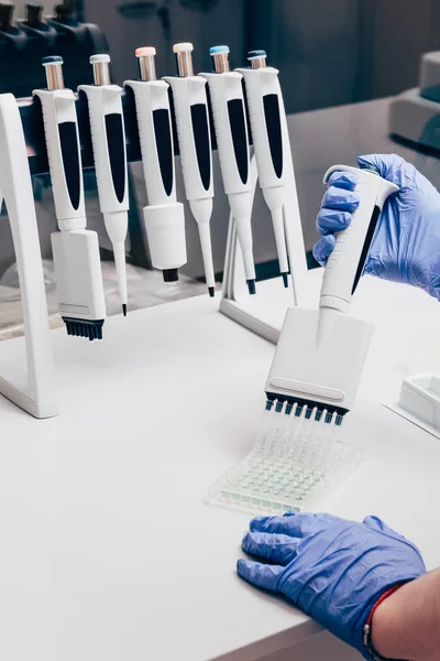 Partial View Scientist Using Multichannel Pipette Working Table Flasks Modern — Stock Photo, Image