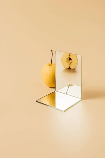 Apetecible Pera Amarilla Que Refleja Dos Espejos Mesa Beige — Foto de Stock