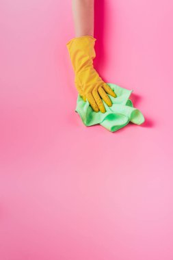 kısmi temizleyici bez, pembe arka plan tarafından toz silerek erkek görünümünü