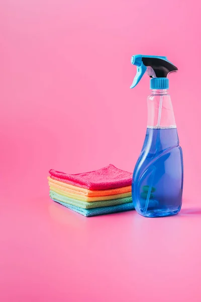 Close View Cleaning Fluid Stack Colorful Rags Pink Background — Foto Stok Gratis