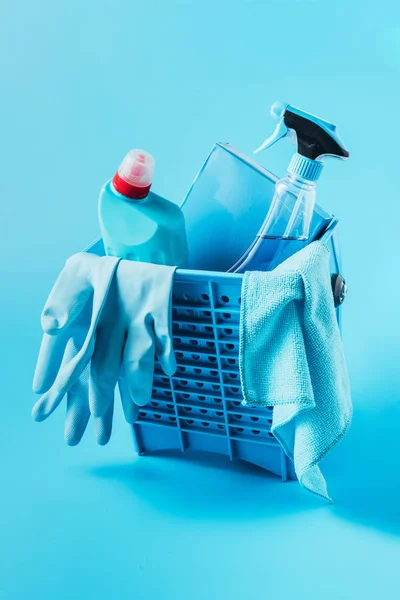 Stäng Upp Hink Med Tvättmedel Rengöringsmedel Gummihandskar Och Rag Blå — Stockfoto
