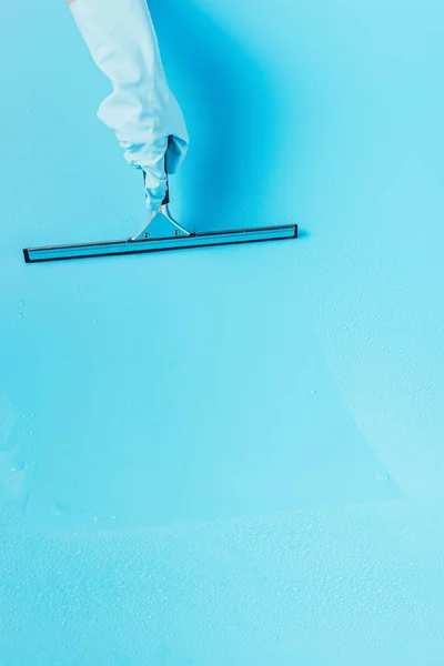 Kat Camsil Mavi Arka Plan Temizleme Lastik Eldiven Içinde Kadın — Stok fotoğraf