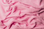 pohled shora měkké růžové froté textilu jako pozadí 