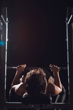 halter, siyah arka plan ile egzersiz yaparak sporcumuz seçici odak