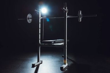 halter, spor salonu, siyah arka plan görünümünü kapat 