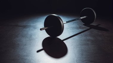 Halter görünümü gölge, spor salonu, siyah arka plan ile katta kadar kapatın 