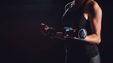 kadın atlet dumbbells ile siyah arka plan egzersiz görüntü kırpılmış 
