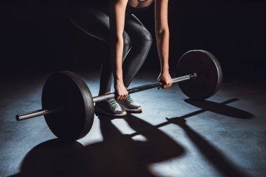 kadın atlet barbell ile siyah arka plan çalışma dışarı resim kırpılmış 