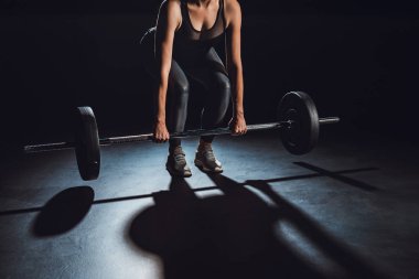 halter, spor salonu, siyah arka plan ile egzersiz sporcumuz kısmi görünümünü