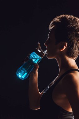 kadın atlet içme suyu spor şişe, siyah arka plan yan görünüm 