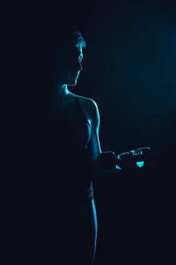 kadın atlet halterle, siyah arka plan çalışma dışarı resmini tonda 