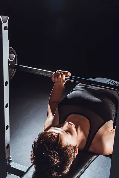 Hoge Hoekmening Van Sportvrouw Oefenen Met Barbell Bij Gym Zwarte — Stockfoto