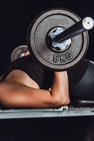 Μερική Άποψη Της Αθλήτρια Άσκηση Barbell Μαύρο Φόντο — Φωτογραφία Αρχείου