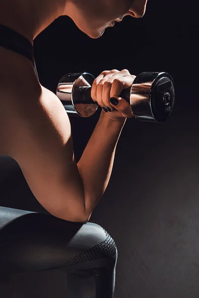 Περικομμένη Εικόνα Αθλήτρια Άσκηση Αλτήρα Στο Γυμναστήριο Μαύρο Φόντο — Φωτογραφία Αρχείου